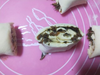 17、梅干菜烧饼,在把两头包紧。