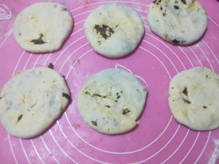 19、梅干菜烧饼,压扁擀圆。