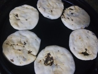 20、梅干菜烧饼,放在平底锅煎制。