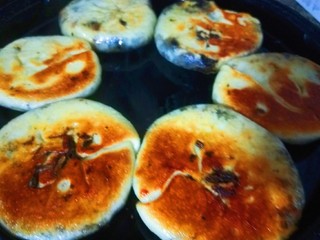 21、梅干菜烧饼,煎制两面金黄即可。