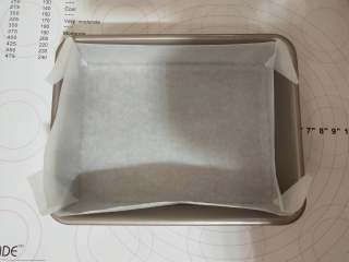 1、抹茶荔枝慕斯蛋糕,烤盘提前铺油纸准备好