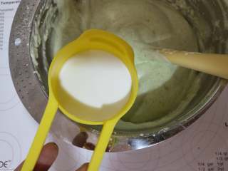 5、抹茶荔枝慕斯蛋糕,加入牛奶翻拌均匀