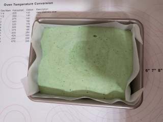 6、抹茶荔枝慕斯蛋糕,拌好的蛋糕糊倒入学厨9寸不沾烤盘中，轻磕几下震出大气泡