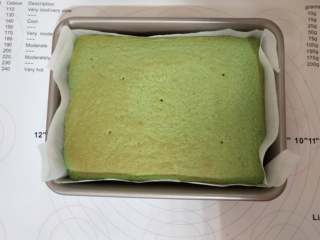 8、抹茶荔枝慕斯蛋糕,烤好的蛋糕拿出来放凉备用