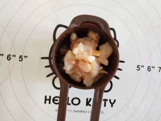 9、抹茶荔枝慕斯蛋糕,荔枝罐头取适量荔枝肉（这个量的多少看自己喜欢，喜欢荔枝可以多加几颗！我用了六科），称30克荔枝糖水备用