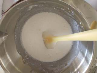 14、抹茶荔枝慕斯蛋糕,牛奶溶液分两次倒入奶油白巧克力糊中，先倒一少半拌匀，然后再倒剩余的，翻拌均匀成慕斯糊