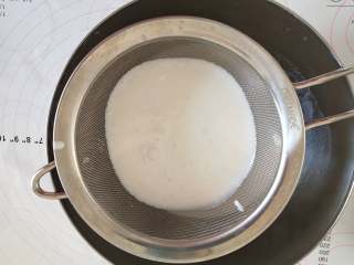 15、抹茶荔枝慕斯蛋糕,拌匀以后的慕斯糊过筛一遍，过滤出其中的小颗粒。将慕斯糊分成两份！一份大约三分之二！另一份三分之一就可以