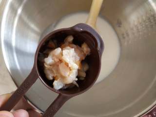 16、抹茶荔枝慕斯蛋糕,荔枝罐头切成小粒，将切好的荔枝拌入三分之二分量的慕斯糊中！拌匀即成荔枝慕斯！剩下的三分之一的慕斯糊不要放荔枝罐头，留着做最后一层kitty的脸部！这个脸部必须光滑平整，不能有任何的颗粒！