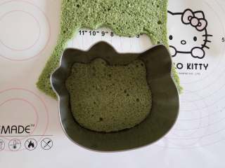 17、抹茶荔枝慕斯蛋糕,用学厨kitty慕斯圈切成kitty的蛋糕片（一片蛋糕可以切成两片！三片蛋糕片一共切了6片kitty！我的蛋糕片切得算是比较薄，我只用了四片）