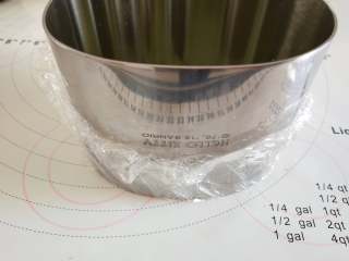 18、抹茶荔枝慕斯蛋糕,Kitty慕斯圈底部先包一层保鲜膜，然后放一片抹茶蛋糕片！