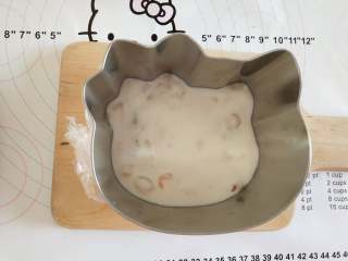 19、抹茶荔枝慕斯蛋糕,倒入一层带有荔枝颗粒的荔枝慕斯糊！