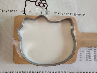 21、抹茶荔枝慕斯蛋糕,最后放完蛋糕片以后，最上边一层要倒没有颗粒的慕斯糊（一定要记得哦，要不做出来的kitty脸部就是不光滑的啦）