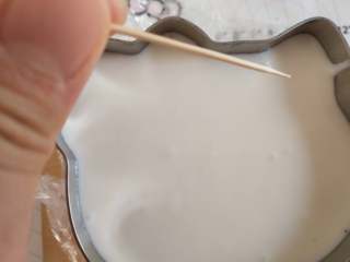 22、抹茶荔枝慕斯蛋糕,用牙签戳破慕斯糊上的小气泡