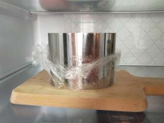 23、抹茶荔枝慕斯蛋糕,放冰箱冷藏四个小时以上或者过夜！让慕斯完全凝固