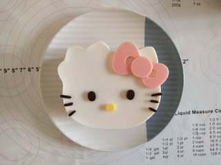 24、抹茶荔枝慕斯蛋糕,冷藏好的慕斯用热毛巾捂一下脱模。摆上巧克力做的蝴蝶结！鼻子，嘴巴和胡须