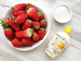 1、自制草莓酱,准备好食材