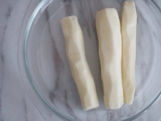 3、刀切山药馒头,去皮洗净（山药的表皮易使人过敏，如果是过敏体质的建议带一次性手套去皮哦）