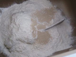 7、刀切山药馒头,然后我们把面粉，酵母和水一起倒入，打开面包机搅拌功能即可，也可以用手揉（如果不知道手揉步骤可以参考我之前的食谱都有详细说明）