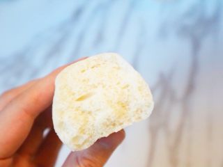 14、刀切山药馒头,蒸制的时间根据自己做的大小而定，小一点的12分钟基本就能熟了，大一点的需要的时间会长点，记得不要马上开锅，闷5分钟在开，以免水汽打湿馒头变瘪，如图可看到里面很细腻松软