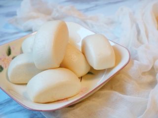15、刀切山药馒头,因为有山药成份，即使不放糖也能吃出些许甜味，如图山药馒头就做好了