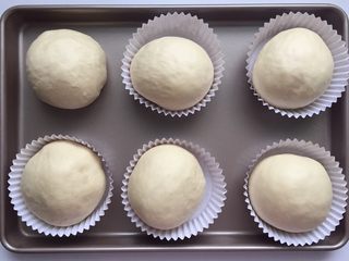 5、劲脆汉堡包,将面团放入烤盘上，放入烤箱里用发酵功能10分钟后，继续发酵至2倍大既可