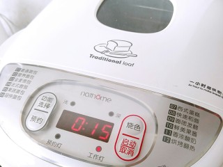 5、中种吐司,15分钟结束后放入盐，再次揉面15分钟。