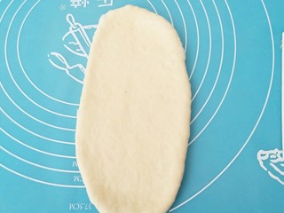 8、中种吐司,取一个面团幹成长舌状。