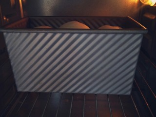 13、中种吐司,烤箱180度预热后，中下层35分钟即可。