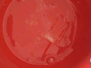 1、贺寿双层蛋糕(10＋6寸),【6寸】制作海绵蛋糕，蛋清放入碗中。