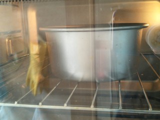 5、贺寿双层蛋糕(10＋6寸),烤箱160°烤35分钟。