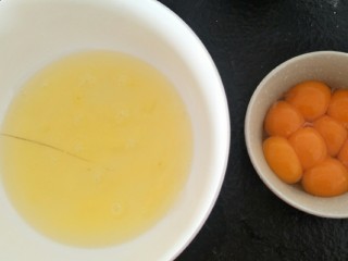 8、贺寿双层蛋糕(10＋6寸),【10寸】八个蛋黄蛋清分离。