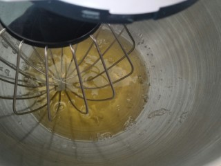 9、贺寿双层蛋糕(10＋6寸),开始打发蛋白，分三次加入糖。