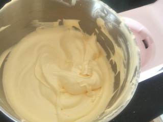 11、贺寿双层蛋糕(10＋6寸),加入蛋黄后继续打30秒提起花纹不会马上消失。