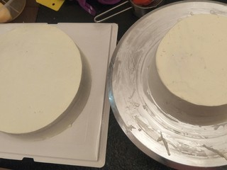 20、贺寿双层蛋糕(10＋6寸),同样的方法。在抹奶油，一个六寸的来。