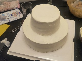 22、贺寿双层蛋糕(10＋6寸),六寸蛋糕小心的放上去。