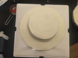 23、贺寿双层蛋糕(10＋6寸),确保蛋糕是在中心位置。