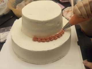 24、贺寿双层蛋糕(10＋6寸),剩下的奶油调一点红色裱花一圈