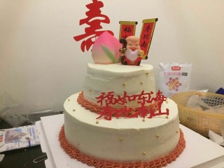 25、贺寿双层蛋糕(10＋6寸),放上糖珠和装饰。就完成了。