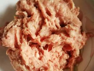 9、小鲜肉#中秋食饼记#,新鲜肉糜，我是把梅肉用搅拌棒自己打成 肉糜的。