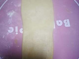 19、小鲜肉#中秋食饼记#,用擀面杖擀成牛舌状，擀的时候轻一点。