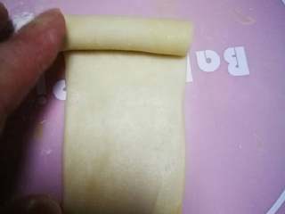 20、小鲜肉#中秋食饼记#,把它从上到下卷起来。