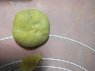 27、小鲜肉#中秋食饼记#,包好的样子，包好稍微按扁下。