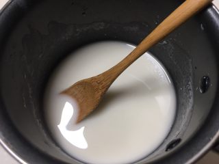 1、一口汉堡（汤种）,先制作汤种，将15克低粉与75克水混合搅拌均匀