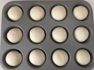 7、一口汉堡（汤种）,二发在烤箱底部加一碗热水，38度环境下进行，差不多里模具边缘有条缝就可以了，二发完成后表面刷薄薄一层蛋液，撒上芝麻装饰，烤箱预热160度，中层烤20分钟，注意观察上色情况及时加盖锡纸