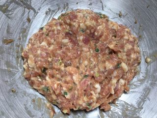 8、一口汉堡（汤种）,准备肉饼原料，用厨师机或者筷子搅上劲，如果比较干可以加一点水进去