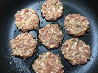 9、一口汉堡（汤种）,平底锅加一点点底油，用勺子将肉糜压成5cm左右肉饼，一共做12个