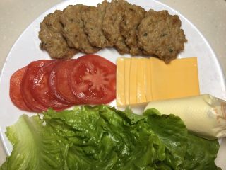 10、一口汉堡（汤种）,肉饼、西红柿、生菜、芝士片、沙拉酱都准备好了