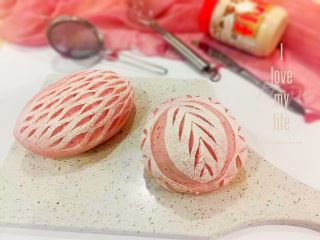 1、火龙果汁软欧包,漂亮的火龙果汁软欧包，加入了Fluff 棉花糖，口感更好！