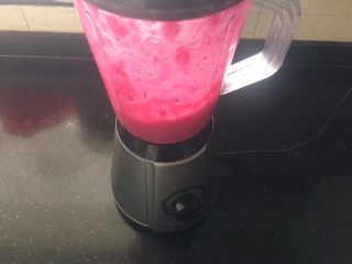 5、火龙果汁软欧包,加入适量的纯净水用料理机打成糊状。