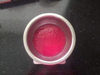 6、火龙果汁软欧包,过滤掉渣。